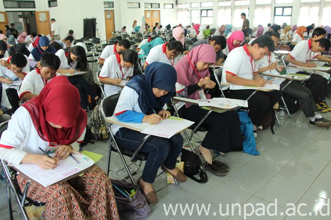 Suasana pelaksanaan tes Kategori Teori pada Olimpiade Sains Nasional Pertamina tingkat Provinsi Jawa Barat (Foto oleh: Artanti) *