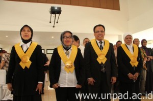 The four professors inaugurated by the rector in the RSG Gedung 2 Unpad Kampus Iwakoesoemasoemantri, Jln. Dipati Ukur 35 Bandung, Monday (23/12).