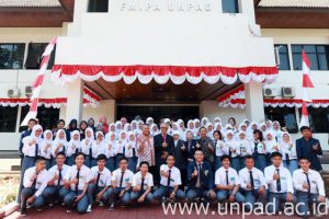 Foto bersama Sekda Sumedang, H. Zaenal Alimin, dengan mahasiswa Unpad asal Sumedang (Foto oleh: Dadan T.)*
