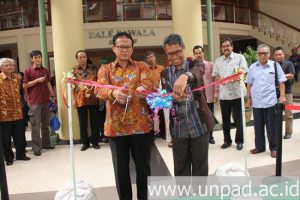 Rektor Unpad, Prof Tri Hanggono Achmad (kanan) meresmikan Rumah Pakan Ikan Padjadjaran (Foto oleh: Tedi Yusup)*