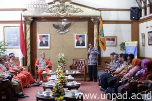 Rektor Unpad, Prof. Tri Hanggonio Achmad (berdiri) dan Wali Kota Sukabumi H. Mohamad Muraz, SH., MM. (duduk di tengah) di Kantor Wali Kota Sukabumi, Senin (4/04). (Foto oleh: Dadan T.)*
