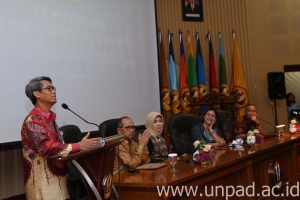 Rektor Unpad, Prof. Tri Hanggono Achmad, dalam acara "Konferensi Pembangunan Jawa Barat II di Bale Sawala Unpad Jatinangor, Jumat (16/09). (Foto: Dadan T.)